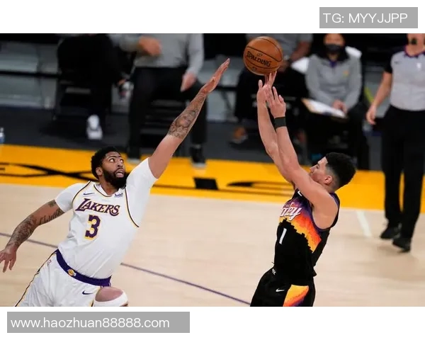 季前赛对决湖人太阳队晒出登机照布克帅气亮相马威橙色短裤抢眼